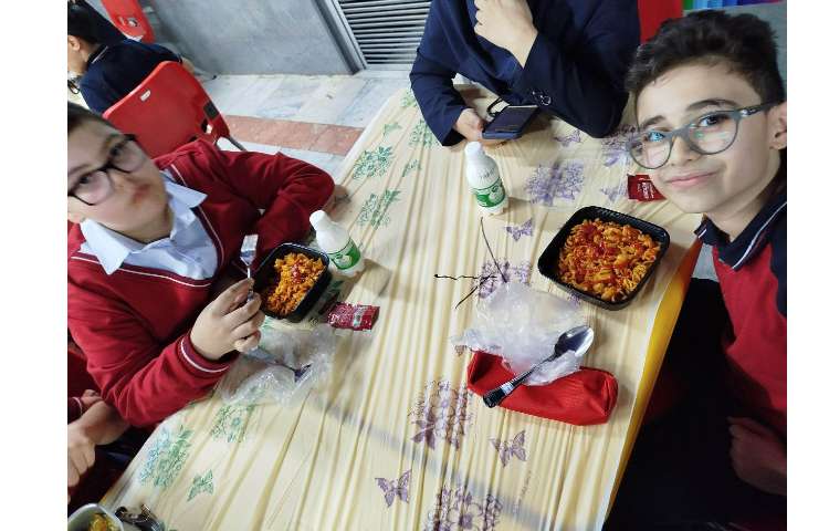 توزیع ناهار در سالن ناهار خوری 17