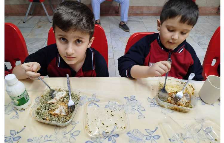 توزیع ناهار در سالن ناهار خوری 17