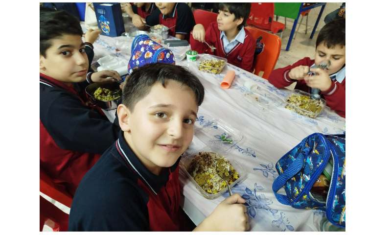 توزیع ناهار در سالن ناهار خوری 17