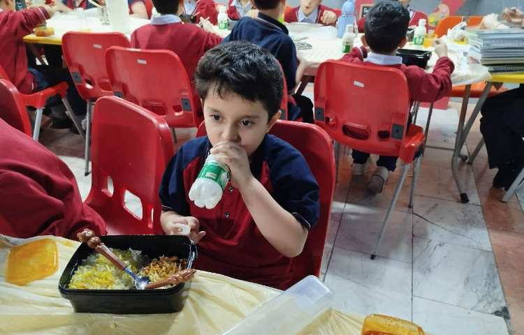 توزیع ناهار در سالن ناهار خوری 17