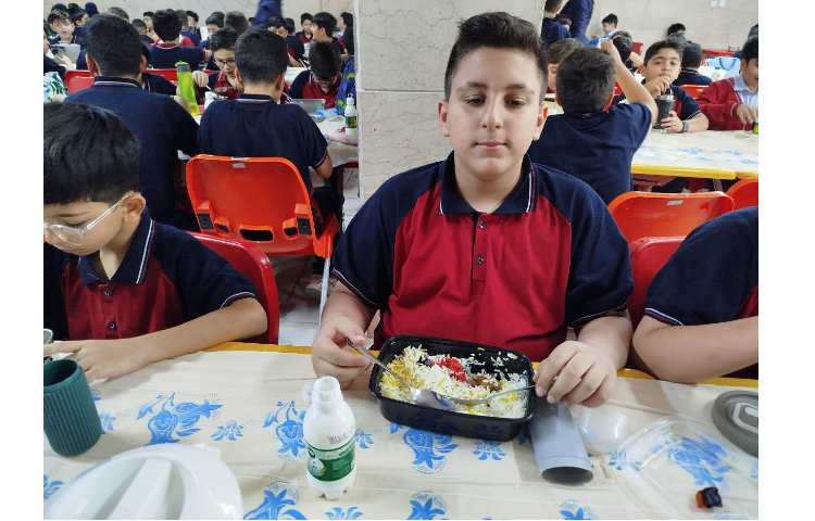 توزیع ناهار در سالن ناهار خوری 18