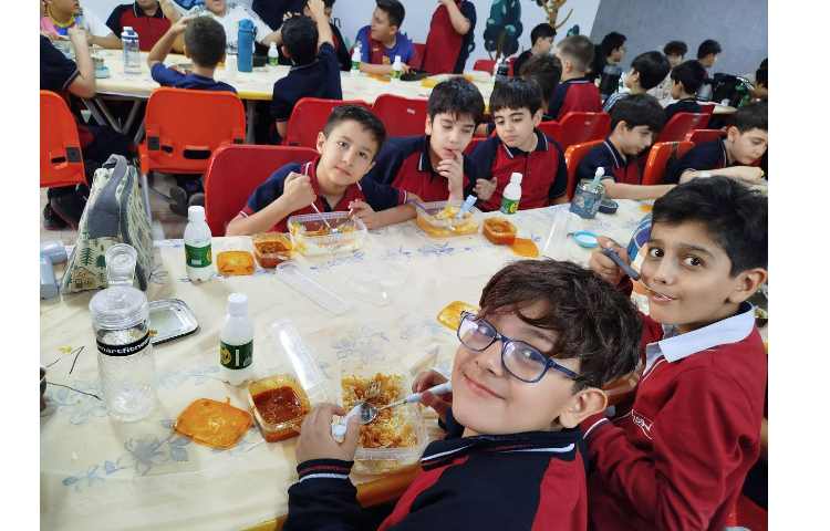 توزیع ناهار در سالن ناهار خوری 18