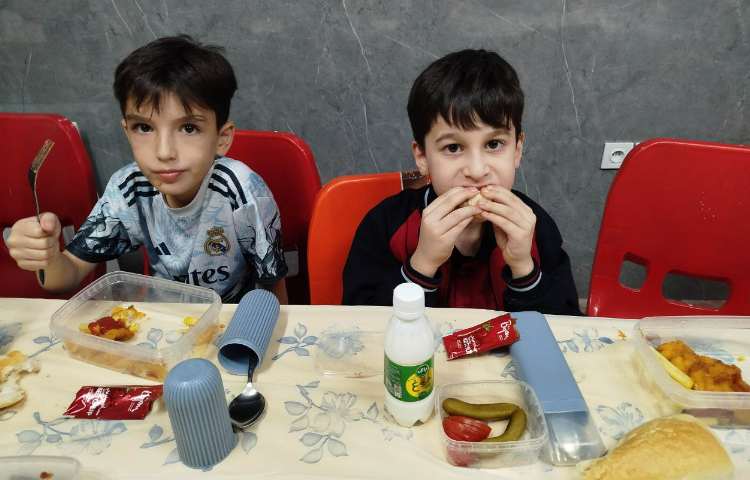 توزیع ناهار در سالن ناهار خوری 18