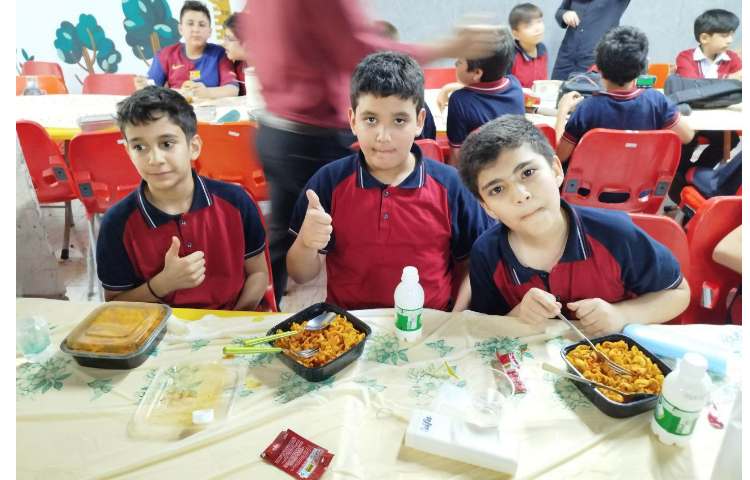 توزیع ناهار در سالن ناهار خوری 18