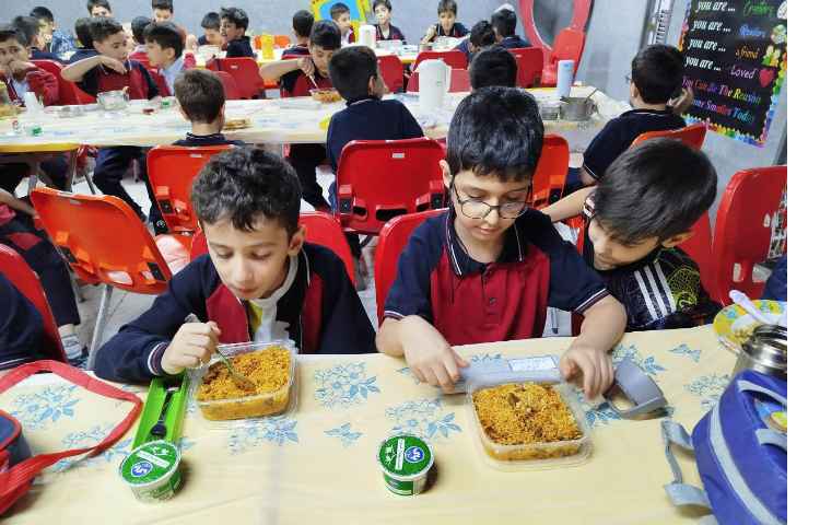 توزیع ناهار در سالن ناهار خوری 18