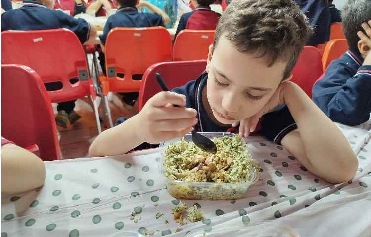 توزیع ناهار در سالن ناهار خوری 18