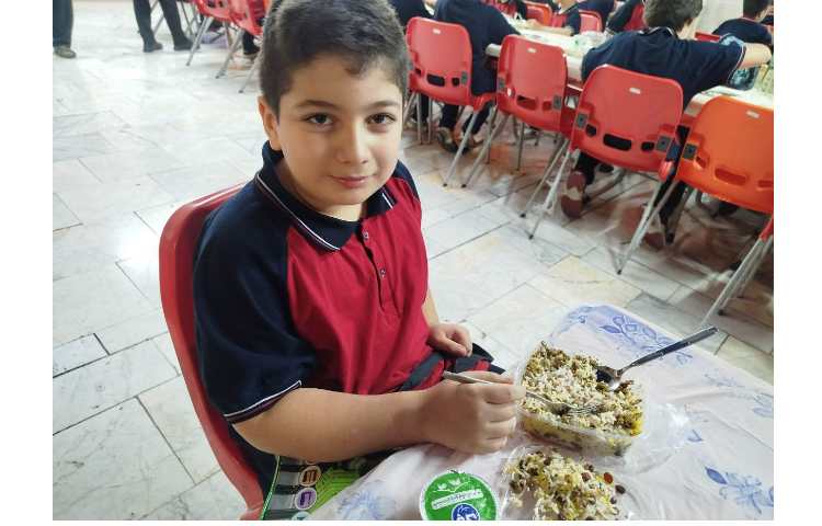 توزیع ناهار در سالن ناهار خوری 18