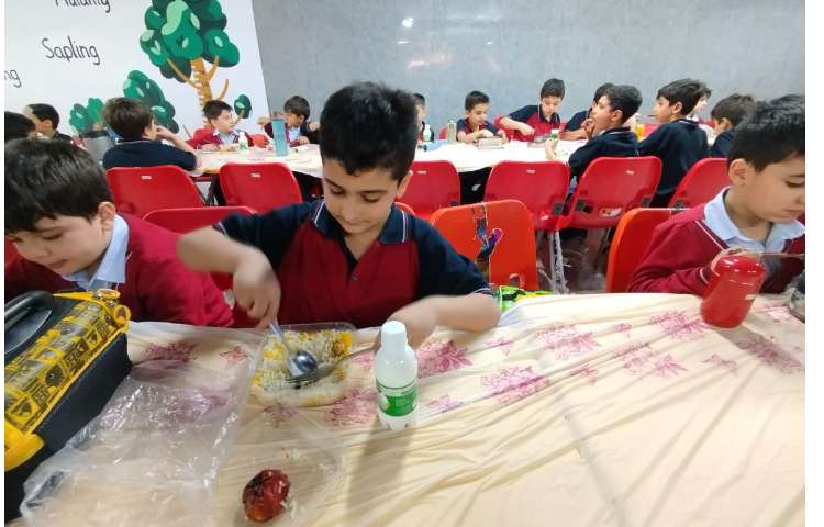 توزیع ناهار در سالن ناهار خوری 18