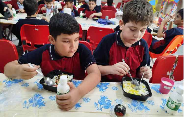 توزیع ناهار در سالن ناهار خوری 19