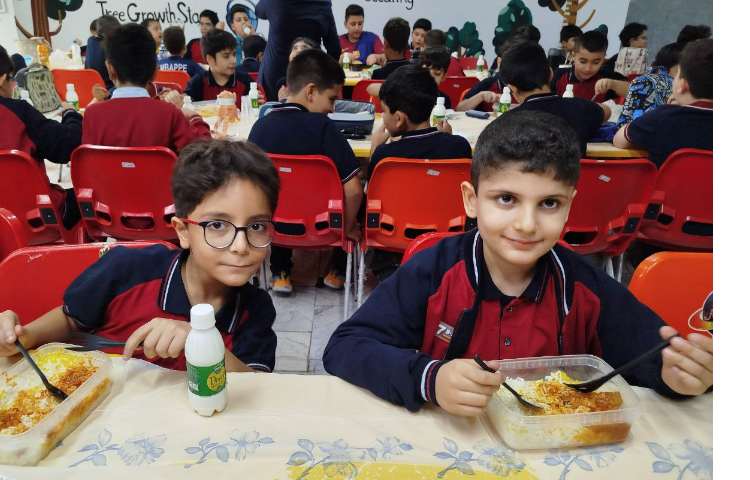 توزیع ناهار در سالن ناهار خوری 19