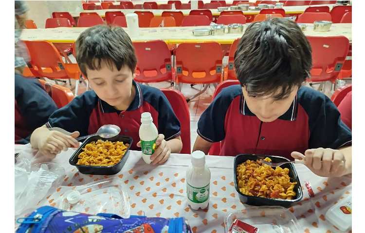 توزیع ناهار در سالن ناهار خوری 19