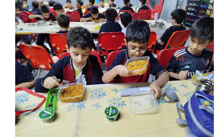 توزیع ناهار در سالن ناهار خوری 19