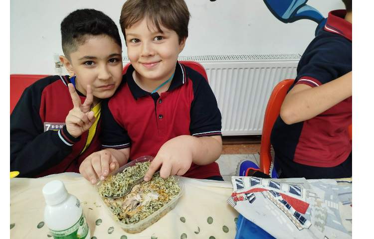 توزیع ناهار در سالن ناهار خوری 19