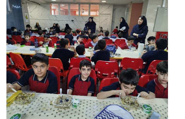 توزیع ناهار در سالن ناهار خوری 19