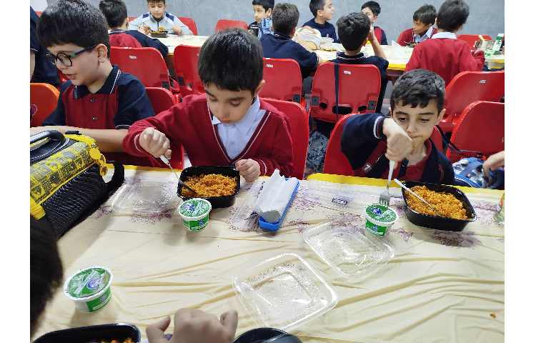 توزیع ناهار در سالن ناهار خوری 2