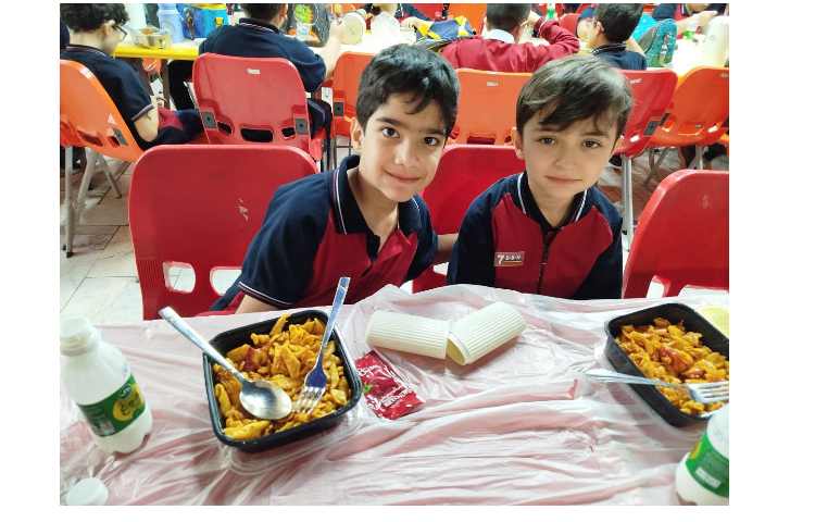 توزیع ناهار در سالن ناهار خوری 2