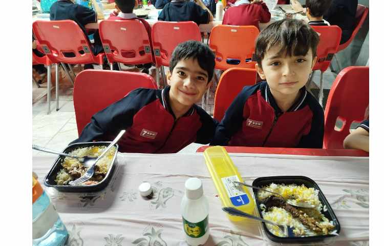 توزیع ناهار در سالن ناهار خوری 2