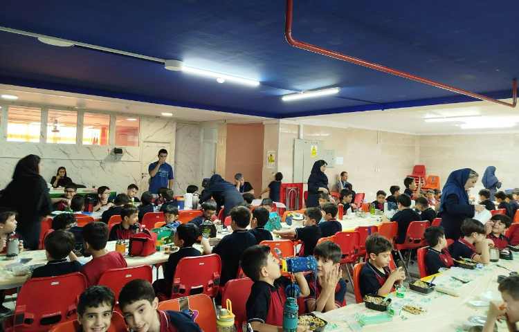 توزیع ناهار در سالن ناهار خوری 2