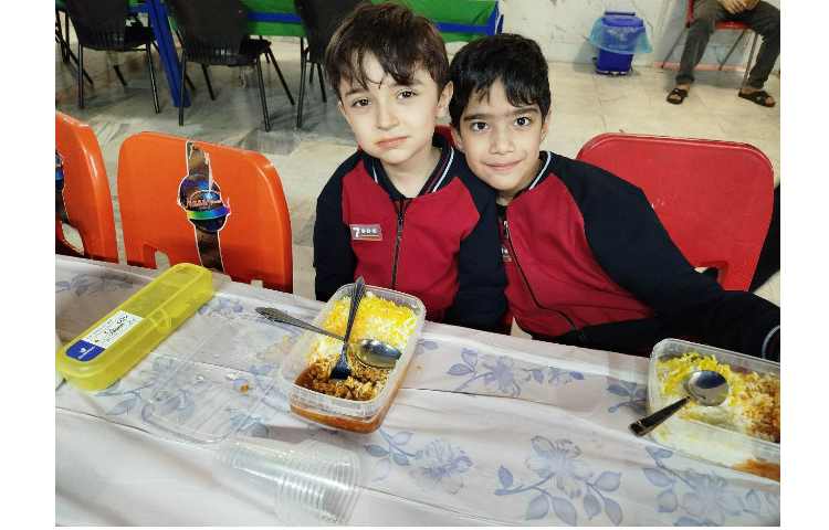 توزیع ناهار در سالن ناهار خوری 2