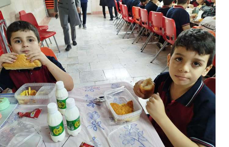 توزیع ناهار در سالن ناهار خوری 2