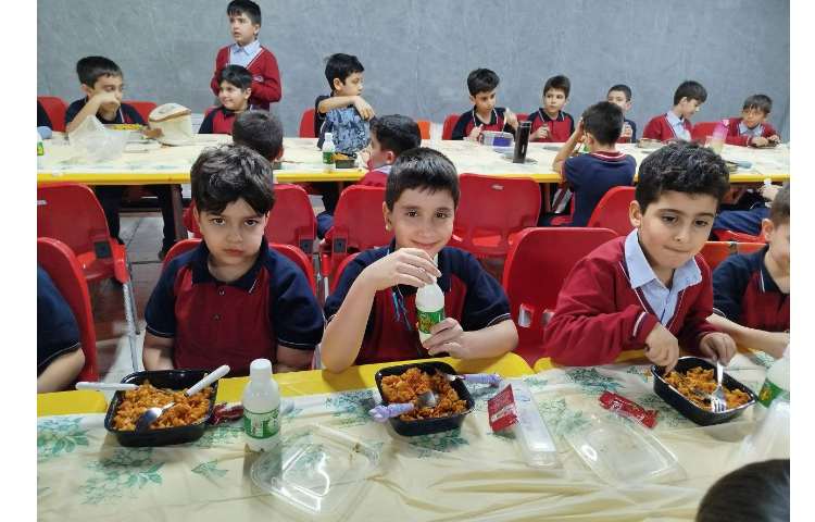 توزیع ناهار در سالن ناهار خوری 2