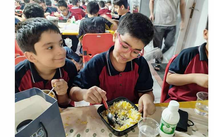 توزیع ناهار در سالن ناهار خوری 2