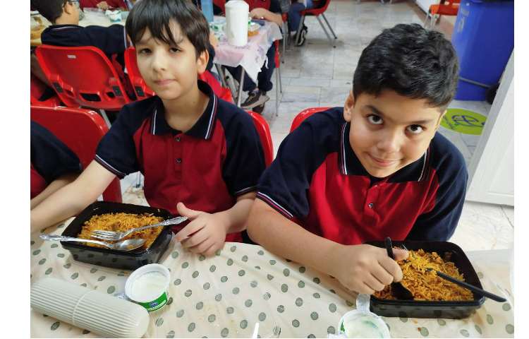 توزیع ناهار در سالن ناهار خوری 2