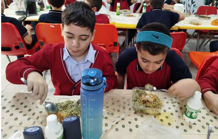 توزیع ناهار در سالن ناهار خوری 2