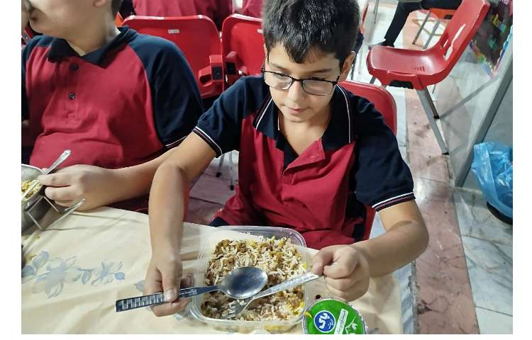 توزیع ناهار در سالن ناهار خوری 2