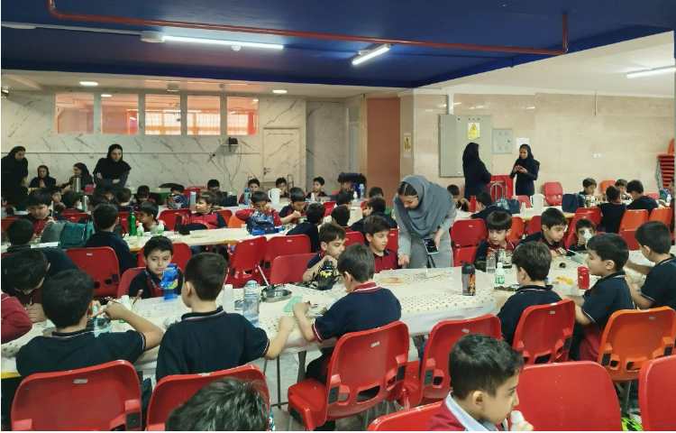 توزیع ناهار در سالن ناهار خوری 2