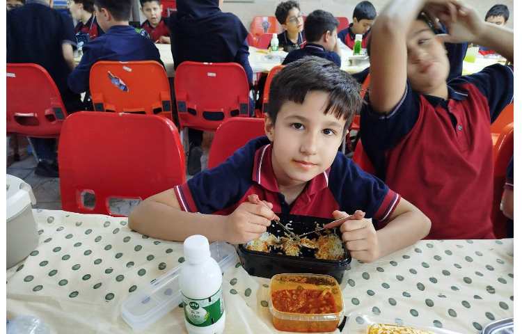 توزیع ناهار در سالن ناهار خوری 2