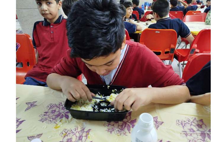 توزیع ناهار در سالن ناهار خوری 2