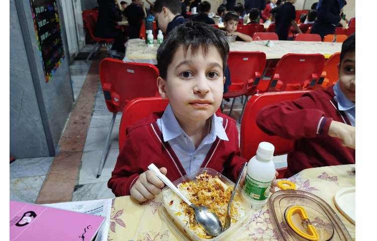 توزیع ناهار در سالن ناهار خوری 2