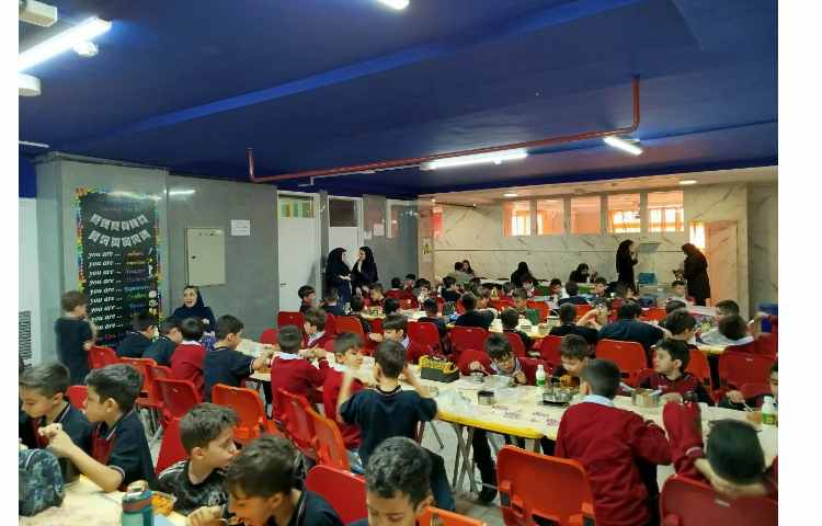 توزیع ناهار در سالن ناهار خوری 2