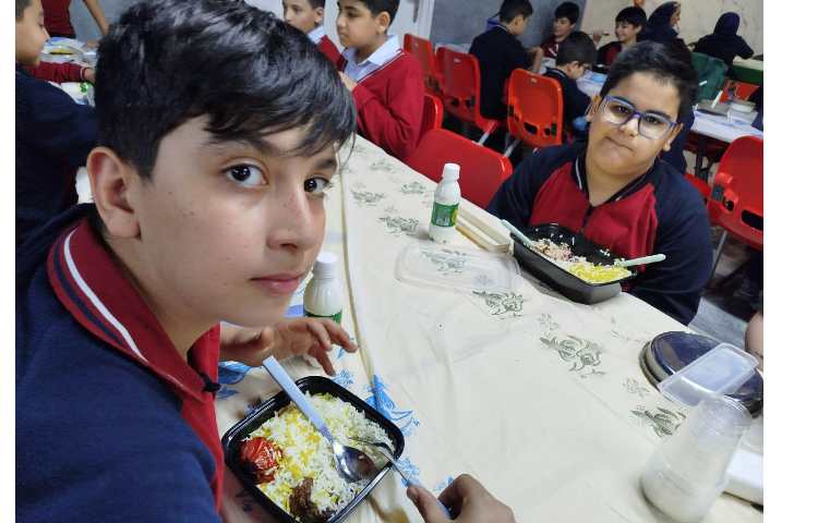 توزیع ناهار در سالن ناهار خوری 20