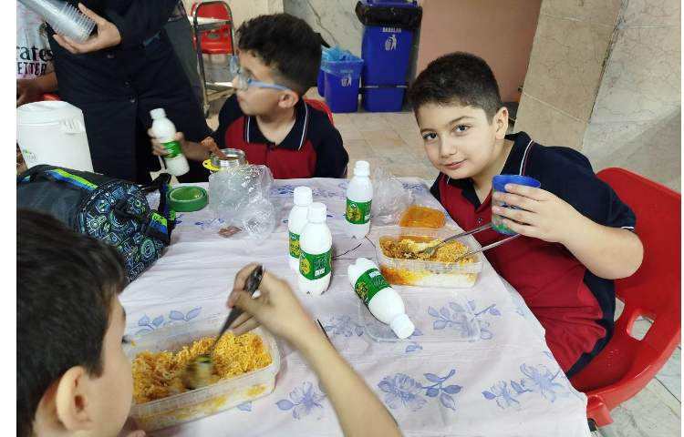 توزیع ناهار در سالن ناهار خوری 20