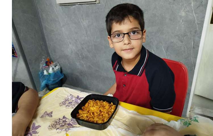 توزیع ناهار در سالن ناهار خوری 20