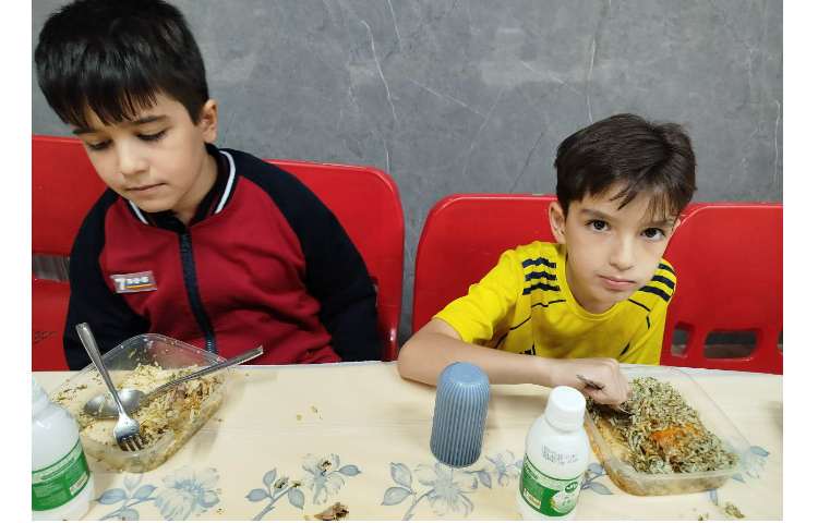 توزیع ناهار در سالن ناهار خوری 20