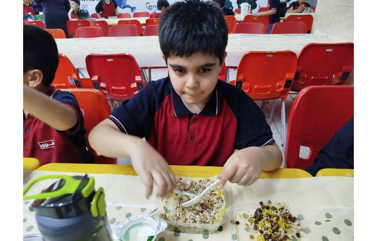 توزیع ناهار در سالن ناهار خوری 20