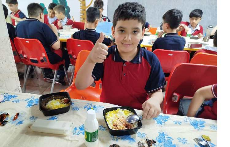 توزیع ناهار در سالن ناهار خوری 21