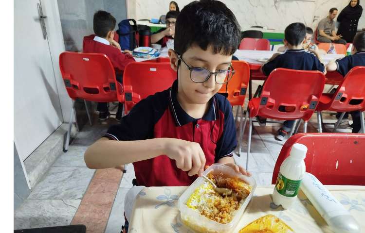 توزیع ناهار در سالن ناهار خوری 21