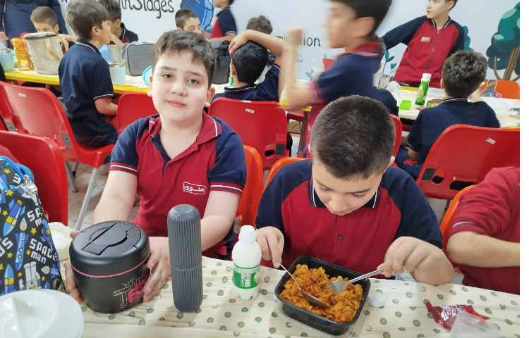 توزیع ناهار در سالن ناهار خوری 21