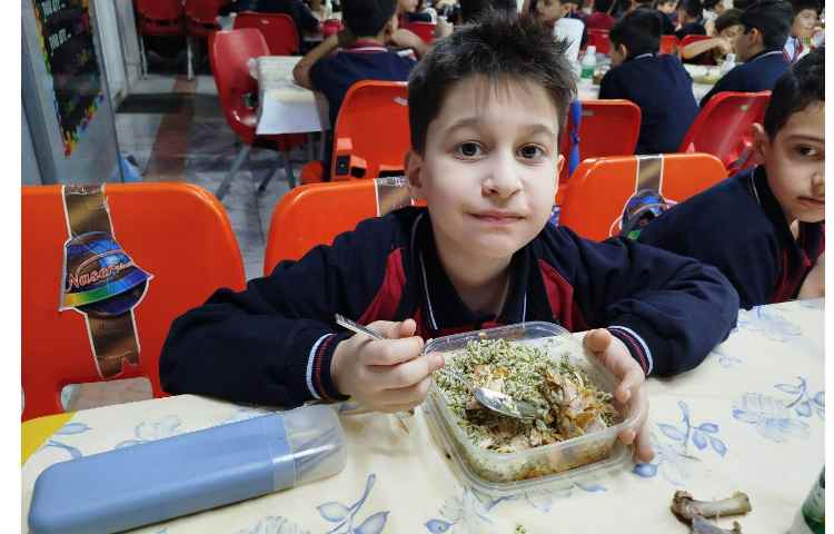 توزیع ناهار در سالن ناهار خوری 21