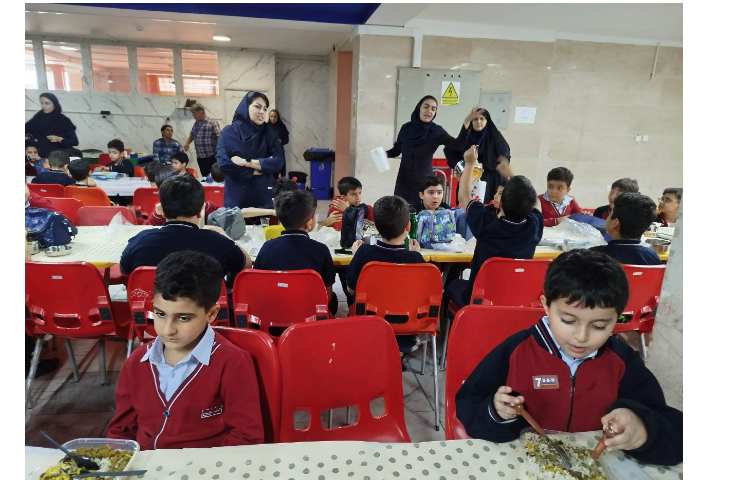 توزیع ناهار در سالن ناهار خوری 21