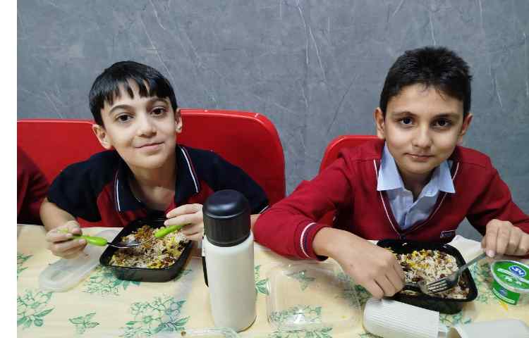 توزیع ناهار در سالن ناهار خوری 22