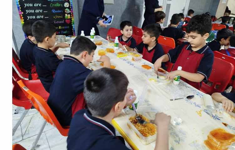 توزیع ناهار در سالن ناهار خوری 22