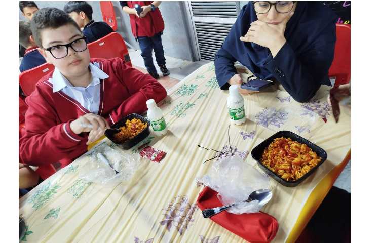 توزیع ناهار در سالن ناهار خوری 22