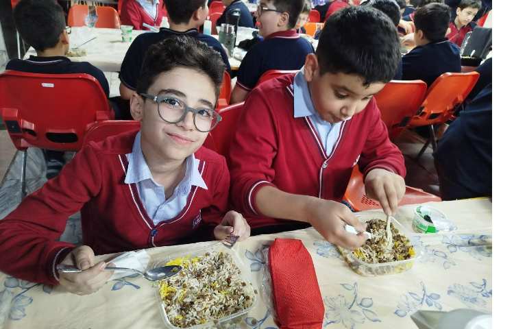 توزیع ناهار در سالن ناهار خوری 22