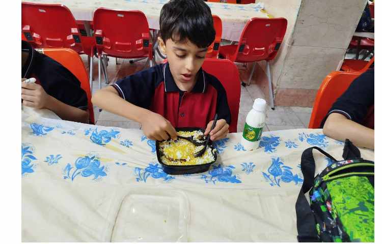 توزیع ناهار در سالن ناهار خوری 23