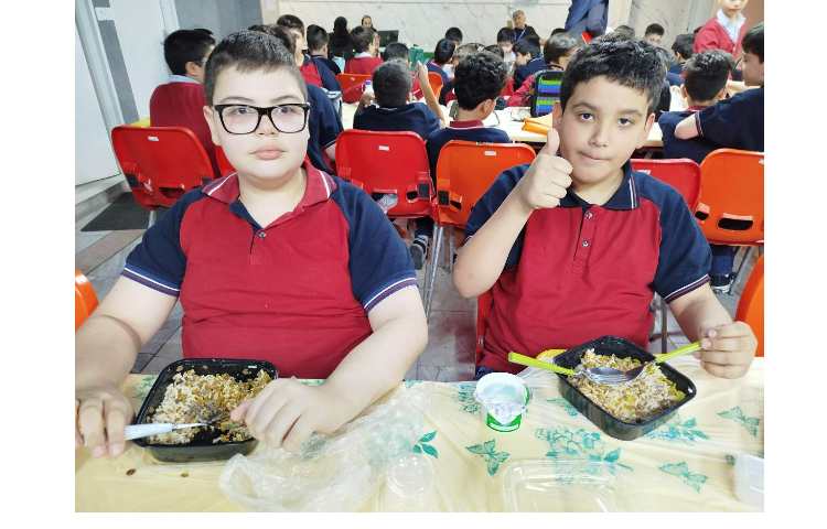 توزیع ناهار در سالن ناهار خوری 23